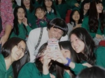 资料图：猪哥亮与女学生们合影。图片来源：台湾“联合报” - 新浪吉林