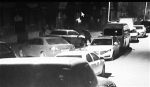 监控录像截屏 监控录下了一名男子疑似扎车的行为。 - 新浪吉林