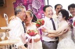 摄影 李成伟 5月20日，这些叔叔和阿姨是主角，他们穿上婚纱、礼服，在《爱的进行曲》中走上红地毯。 - 新浪吉林