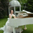 婚礼期间，美丽的新娘在钢琴上演奏，吸引了一位小朋友认真倾听。 - News.365Jilin.Com