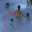 对生命的漠视！男孩泳池溺水 周围人无人理会发现也不救人(组图) - News.365Jilin.Com