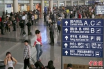 北京首都机场3号航站楼的到达大厅内旅客众多 - 北国之春