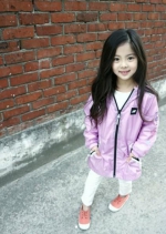 图中这位长相清纯可人的小女孩叫柳礼源，来自韩国，如今在韩国是一位颇有名气的小网红了，但是这不是最主要的，最重要的是她才只有5岁。 - News.365Jilin.Com