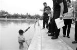 办案人员在测量泳池深度 - News.365Jilin.Com