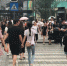 6月21日，有网友在成都太古里偶遇王思聪豆得儿，只见二人手牵手走在街上，相当有爱。 - News.365Jilin.Com