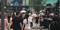 6月21日，有网友在成都太古里偶遇王思聪豆得儿，只见二人手牵手走在街上，相当有爱。 - News.365Jilin.Com