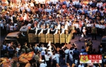 1997年6月30日，深圳市20余万群众在通往口岸的主要道路欢送驻军官兵 - News.365Jilin.Com