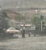 大雨滂沱，开车视线严重不足，在南湖大路与亚泰大街交汇处一位交警穿着日常制服站在雨中维护交通秩序，没有任何遮雨工具！ - 新浪吉林