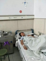 躺在病床上正在接受进一步治疗的刘欢 - News.365Jilin.Com