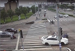 摩托车司机被撞瞬间 视频截图 - News.365Jilin.Com