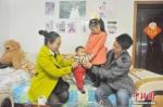 资料图：湖北宜昌多个“单独二孩”家庭拍摄全家福，在镜头前秀幸福。 - 新浪吉林