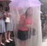 女子携带特制雨伞挡雨遭网友吐槽“大型避孕套“(图) - News.365Jilin.Com