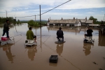 吉林洪涝现场 居民坐在院子中钓鱼 - 北国之春