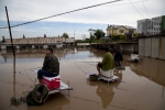 吉林洪涝现场 居民坐在院子中钓鱼 - 北国之春