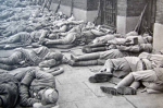 不进民房，露宿街头的解放军。图片来自黄浦区档案馆 - News.365Jilin.Com
