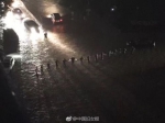 用身体铸就围墙！北京强降雨 武警手拉手筑成人墙 - News.365Jilin.Com