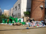 小区门口堆积的生活垃圾。 - News.365Jilin.Com
