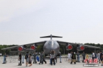 8月10日，中国空军航空开放活动在长春举办。在空军武器装备静态展上，中国空军运-20飞机零距离走进公众。据介绍，此番展示的装备包括歼击机、轰炸机、运输机等。中新社记者 张瑶 摄 - News.365Jilin.Com