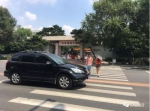 在东北师大门前的斑马线上，两位大学生正在过街，多数车辆穿行而过，只有部分车辆主动减速避让过街行人。吴茗摄。 - News.365Jilin.Com