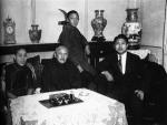 张景惠一家，左起为七夫人徐芷卿、张景惠、张绍纪、张绍维。	资料图片 - 新浪吉林
