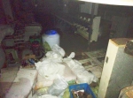 地下室车间内景，居民称桶内装的是硫酸 - News.365Jilin.Com