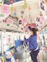 公交驾驶员正在布置“七夕鹊桥会”主题车厢。 李子涵 摄 - 新浪吉林