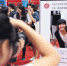 　9月2日，北京大学邱德拔体育馆，来此报到的2017级新生在个性定制的相框内留影。新京报记者 朱骏 摄 - News.365Jilin.Com