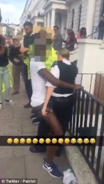 　据英国《每日邮报》9月1日报道，英国伦敦警方日前公布了一段视频，希望知情者能提供线索，缉拿一名在诺丁山狂欢节上，对一名女警做出猥亵动作的男子。视频拍摄于上周末伦敦西区举行的诺丁山狂欢节上，一名狂欢者毫无顾忌地将一名女警察堵在铁栏杆上，然后贴着女警的身体不停摩擦，做出下流动作。 - News.365Jilin.Com