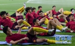 　9月4日，中国队球员在训练中。当日，中国男子足球国家队在多哈进行了赛前适应性训练，备战9月5日与卡塔尔队进行的2018年世界杯足球赛亚洲区预选赛。新华社发（尼库摄） - News.365Jilin.Com