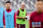 　9月4日，中国队主教练里皮（中）在训练中。新华社发（尼库摄） - News.365Jilin.Com