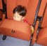 孩子被牢牢卡死在座椅里面（警方供图） - 新浪吉林