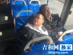 长春公交驾驶员等发车 车座上小睡 - News.365Jilin.Com