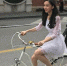 近日Angelababy现身上海街头拍广告，骑着自行车的美丽身影，立刻吸引路人围观，没想到照片曝光却被公安抓包：“骑车不能逆行，危险！” - News.365Jilin.Com