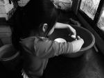 小姑娘学习透着股认真劲，家务干起来也很熟练。李奔 摄 - 新浪吉林