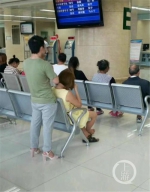 原标题：重庆一男孩穿着高跟鞋站在医院大厅 网友：这才是爱情的模样 - News.365Jilin.Com