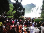 今年8月，黄果树景区爆棚。（景区供图） - 新浪吉林