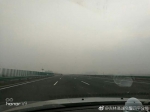 京哈高速长平段公主岭附近路段降雾 能见度200米左右 - 新浪吉林