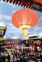 10月3日，游客在开封小宋城美食街游玩。 新华社记者 朱 祥摄 - 新浪吉林