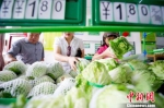 资料图。市民在一家平价菜店购买蔬菜 骆云飞 摄 - 新浪吉林