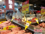 市民在超市里的购物。中新网记者 李金磊 摄 - 新浪吉林
