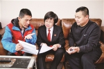 朝阳区法院院长刘春梅（中）和拍摄人员探讨剧情。 刘连宇 摄 - 新浪吉林