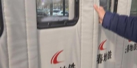 在地铁一号线的市政府站，记者看到，站口设置了棉质的保温门帘，以保证室内温度。它有防寒防风的作用。地面上也增设了防滑垫。 - 新浪吉林