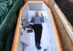 62岁老人做棺材自愿将自己活埋 妻子很支持 - 新浪吉林