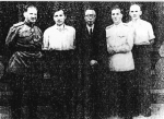 溥仪在苏联关押期间与收容所的苏联军官合影。资料图 - 新浪吉林