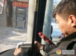长春119路公交车内挂上“小烟囱”为啥？ 原来是为了吹上车门上玻璃的霜 - News.365Jilin.Com