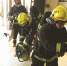 消防官兵在消防演习。 李奔 摄 - 新浪吉林