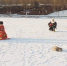 消防官兵在冰面上抓捕狐狸。海涛 摄 - 新浪吉林