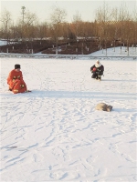 消防官兵在冰面上抓捕狐狸。海涛 摄 - 新浪吉林