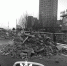 建筑垃圾堆在机动车道上。市民供图 - 新浪吉林