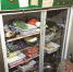 执法人员检查中发现存在食品安全问题的实体店。 于慧 摄 - 新浪吉林